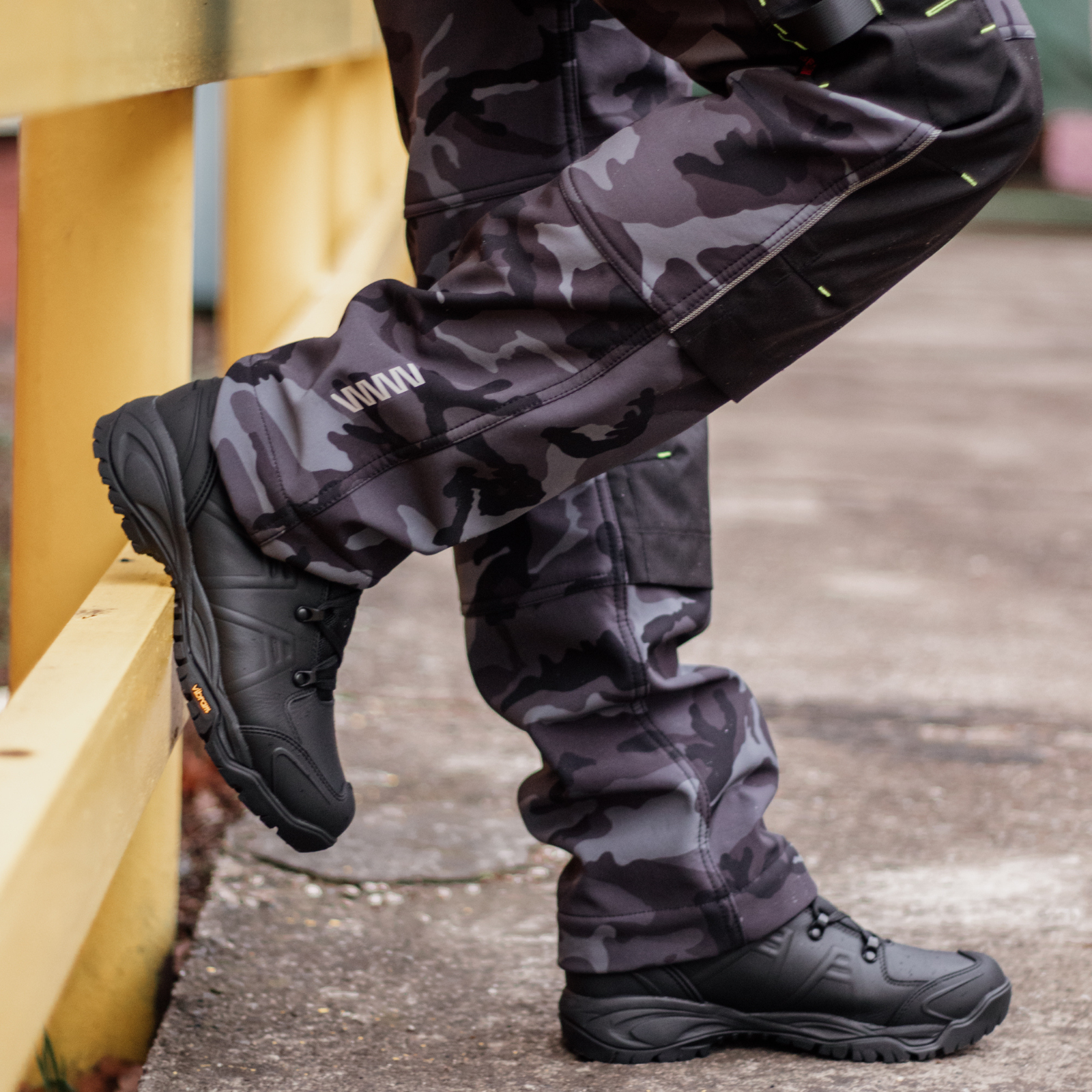 207882_0747130062_CAMOS_Trousers_blackgrey_mood3.png