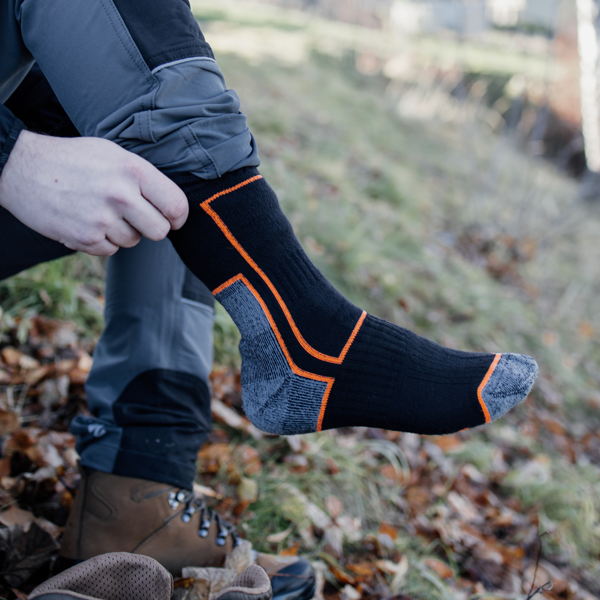 342146_0916000067_TREK_SOCK_BLACK_ORANGE_10.jpg